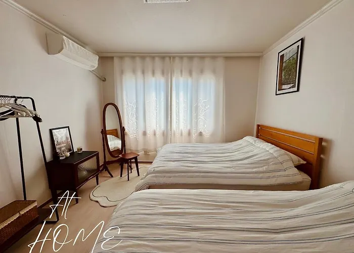 At Home, Sunny Emotional House, Free Parking, 3q Beds, Attic Movie Theater Villa *