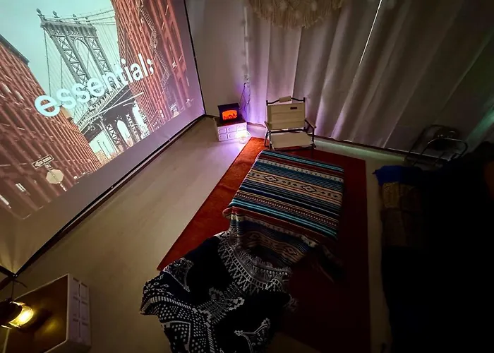 At Home, Sunny Emotional House, Free Parking, 3q Beds, Attic Movie Theater Villa *
