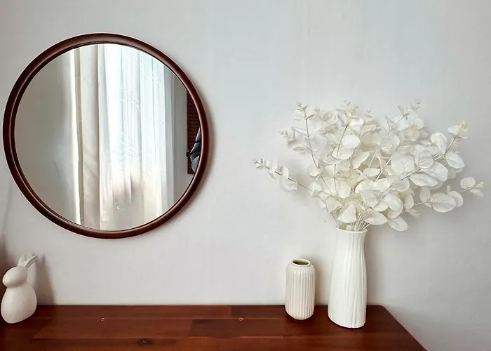At Home, Sunny Emotional House, Free Parking, 3q Beds, Attic Movie Theater Villa