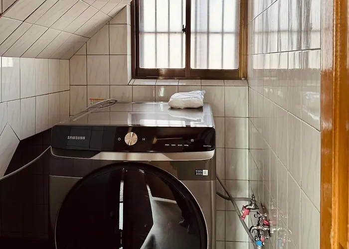 At Home, Sunny Emotional House, Free Parking, 3q Beds, Attic Movie Theater *