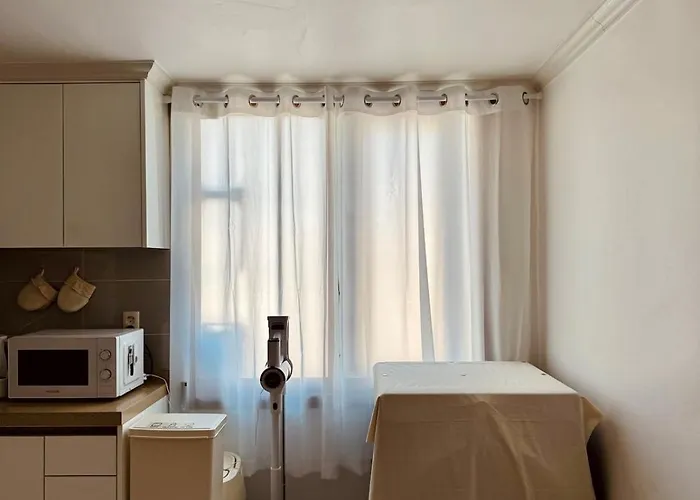 At Home, Sunny Emotional House, Free Parking, 3q Beds, Attic Movie Theater Villa