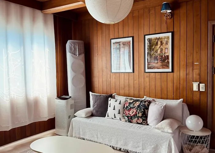 At Home, Sunny Emotional House, Free Parking, 3q Beds, Attic Movie Theater